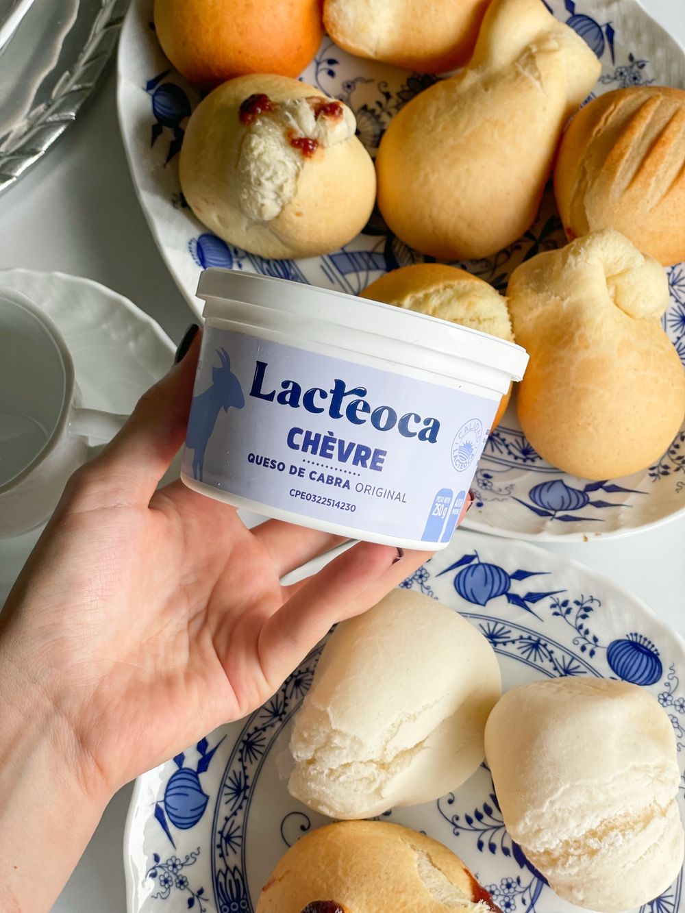 Envase de Lacteoca Chèvre en la mesa del desayuno, junto a panes